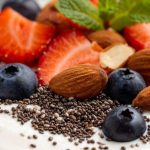 Iogurte natural com frutas e chia