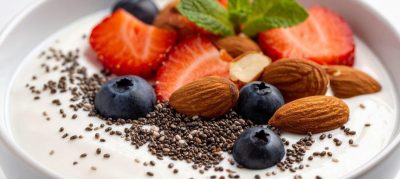 Iogurte natural com frutas e chia