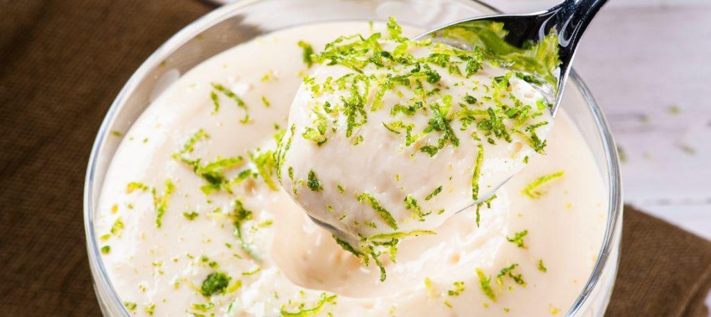 Mousse de limão com base crocante