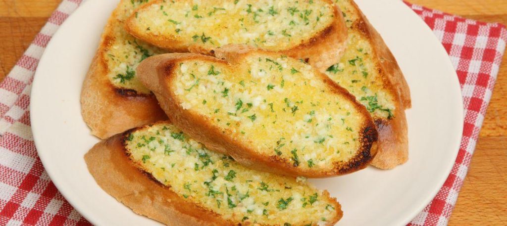 Pão na chapa com manteiga e orégano