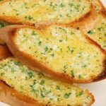 Pão na chapa com manteiga e orégano