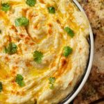 Pão sírio com homus e vegetais