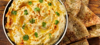 Pão sírio com homus e vegetais