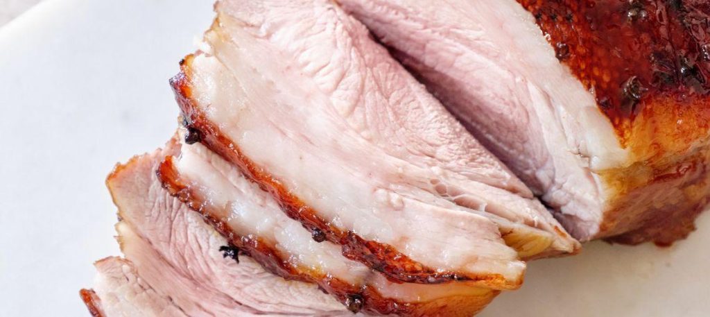 Pernil assado com farofa de miúdos