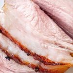 Pernil assado com farofa de miúdos