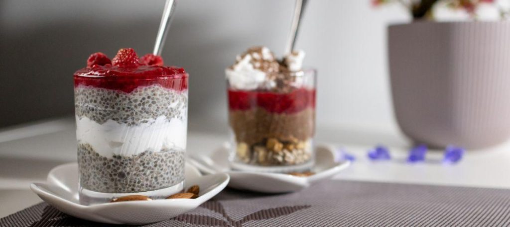 Pudim de chia com leite vegetal e frutas vermelhas