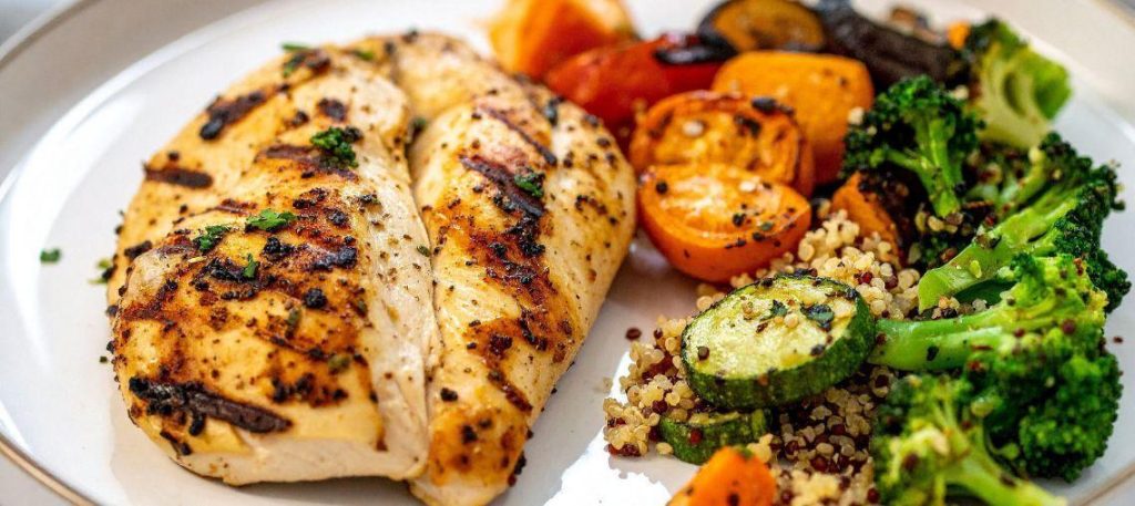 Quinoa com frango e vegetais