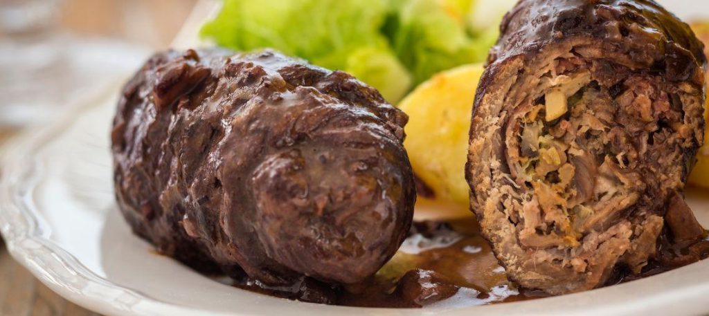 Rocambole de carne moída recheado com presunto e queijo