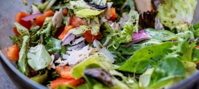 Salada de folhas com frutas e sementes