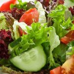 Salada de folhas com sementes