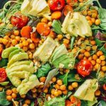 Salada morna de grão-de-bico com legumes assados