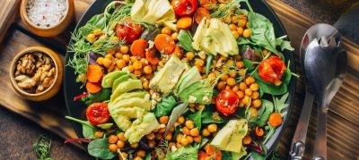 Salada morna de grão-de-bico com legumes assados