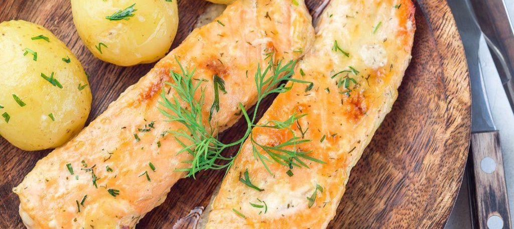 Salmão ao forno com batata-doce