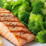 Salmão grelhado com brócolis