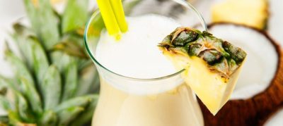 Smoothie de coco e abacaxi (piña colada sem álcool)