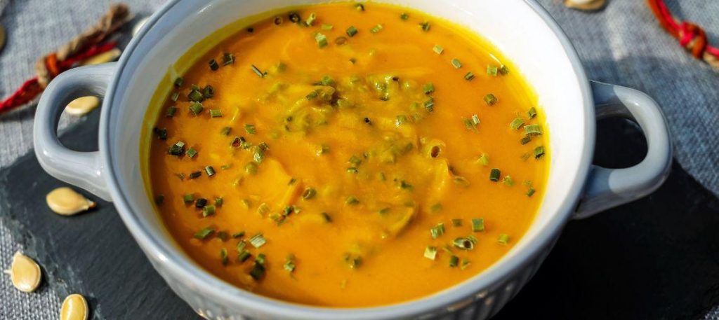 Sopa cremosa de abóbora com gengibre
