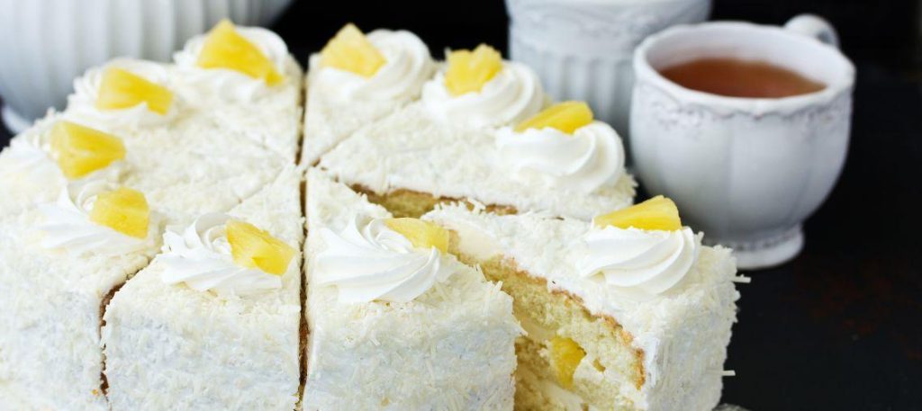 Torta gelada de abacaxi com coco