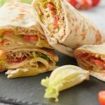 Wrap de frango com alface e molho caseiro