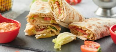 Wrap de frango com alface e molho caseiro