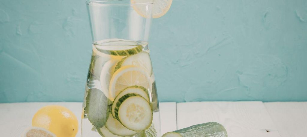 Água saborizada com pepino e limão