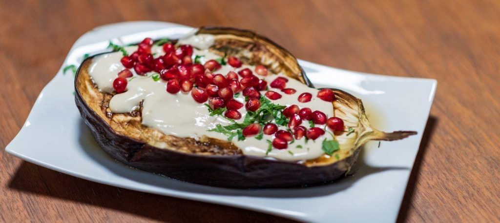 Berinjela grelhada com molho de tahine