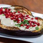 Berinjela grelhada com molho de tahine