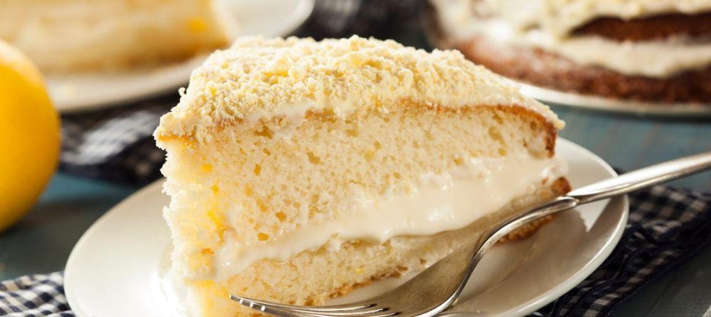 Bolo de limão com cobertura de glacê