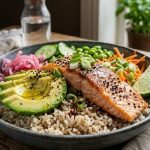 Bowl de arroz integral com salmão e avocado