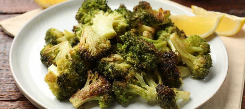 Brócolis ao forno com alho e limão