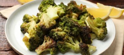 Brócolis ao forno com alho e limão