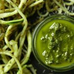 Espaguete de abobrinha com molho pesto