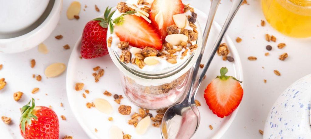Iogurte com morango e granola caseira