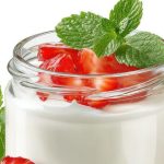 Iogurte com morango e hortelã