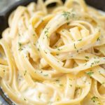 Macarrão ao molho quatro queijos