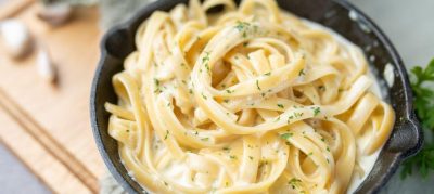 Macarrão ao molho quatro queijos