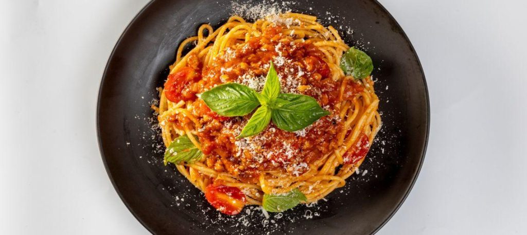Macarrão integral com molho de tomate caseiro e manjericão