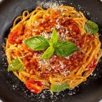 Macarrão integral com molho de tomate caseiro e manjericão