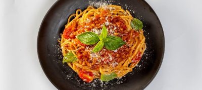 Macarrão integral com molho de tomate caseiro e manjericão