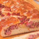 Pão recheado com calabresa e queijo