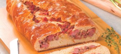 Pão recheado com calabresa e queijo