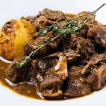 Rabada com agrião e pirão