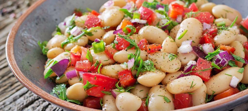 Salada de feijão-branco com ervas
