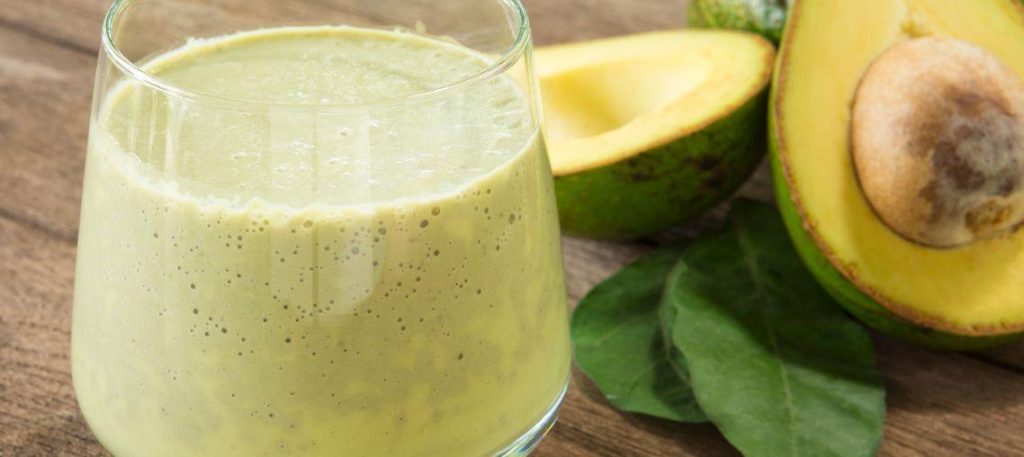 Smoothie de abacate com leite vegetal