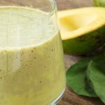 Smoothie de abacate com leite vegetal
