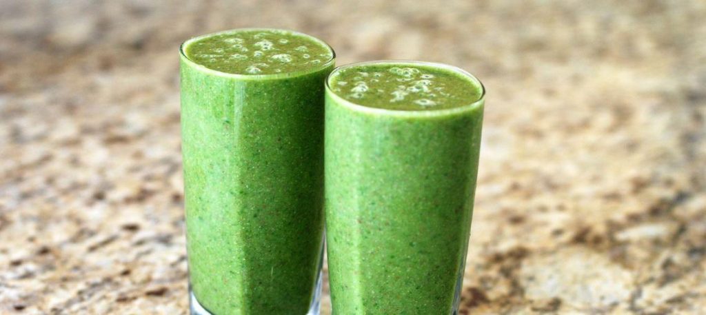 Smoothie verde com espinafre e abacaxi