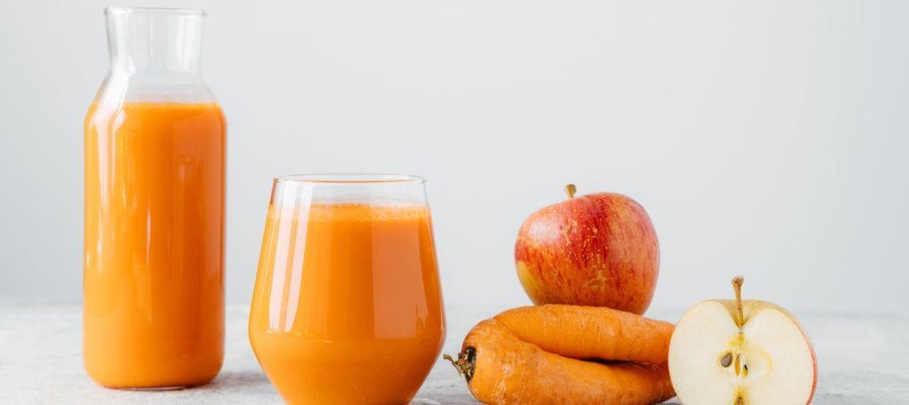 Suco de maçã com cenoura e limão