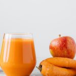 Suco de maçã com cenoura e limão