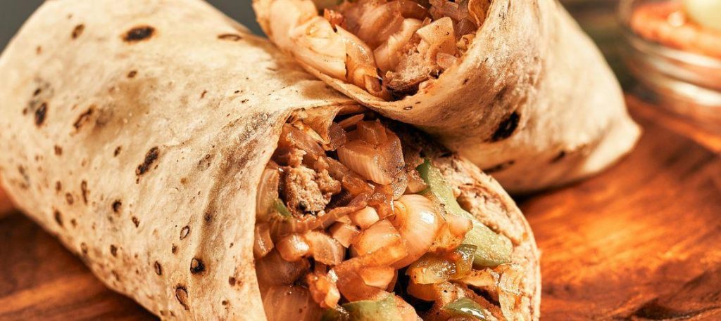 Wrap integral de frango com alface e tomate