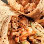 Wrap integral de frango com alface e tomate