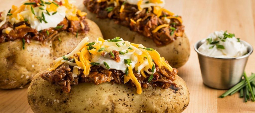 Batata recheada com estrogonofe de frango